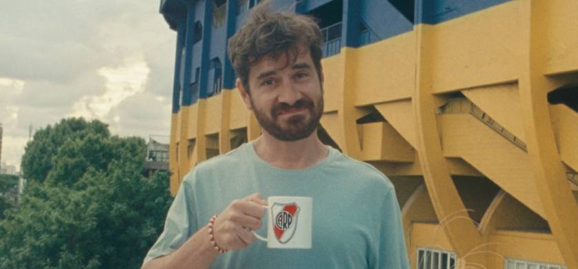 "Hinchas que viven en el barrio rival", la nueva campaña de Flow en la "fecha de los clásicos"