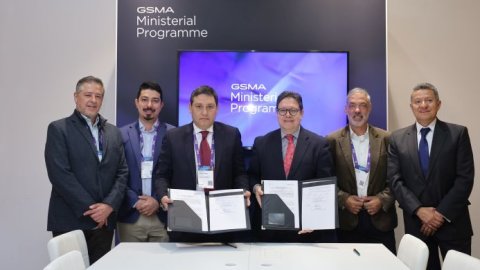 Colombia: DIRECTV firmó un acuerdo con el Gobierno para llevar la TV satelital a zonas apartadas