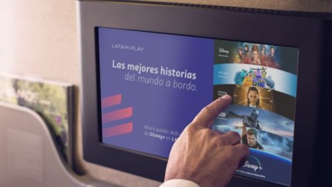 LATAM es el primer grupo de aerolíneas en Sudamérica en sumar contenido de Disney+ al entretenimiento a bordo