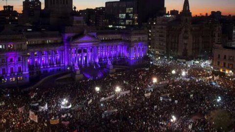 8M: el 46% de las mujeres a nivel global no se siente segura al caminar por la calle