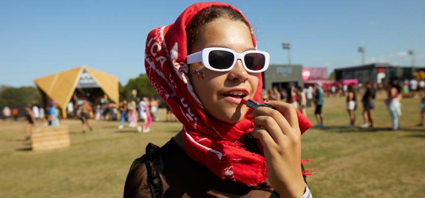 Natura será maquillaje oficial del Lollapalooza 2024 e invita a una experiencia que une música y maquillaje