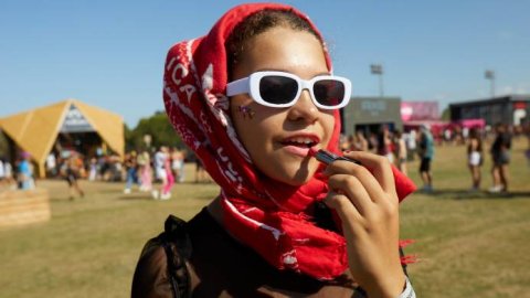 Natura será maquillaje oficial del Lollapalooza 2024 e invita a una experiencia que une música y maquillaje