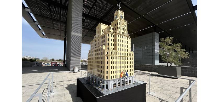 Grupo LEGO entrega a Telefónica por su Centenario una réplica a escala del edificio de Gran Vía