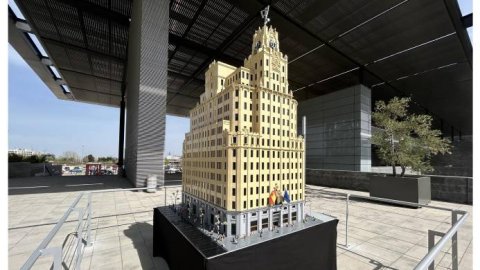 Grupo LEGO entrega a Telefónica por su Centenario una réplica a escala del edificio de Gran Vía
