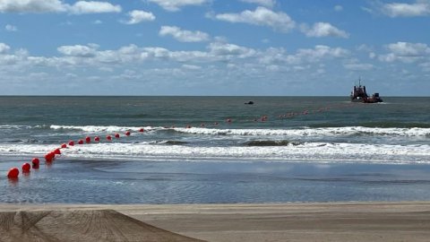 El cable submarino Firmina llegó a la Argentina