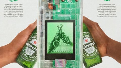 Heineken y Bodega lanzan "The Boring Phone", un teléfono con tecnología que te sorprenderá