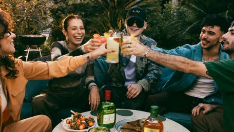 Buchanan's elige a Bizarrap para celebrar lo que más importa en su nueva campaña “Estamos en familia”