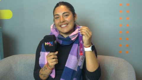 Acqua FM entregó una moto a la ganadora del programa de beneficios de la radio