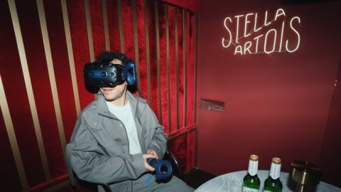 Stella Artois presentó Mesas Inesperadas: un viaje a través del tiempo que combina historia y conversaciones con la ayuda de la IA y realidad virtual