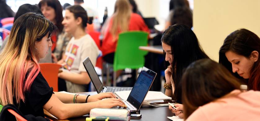 Galicia y la UBA renuevan becas a estudiantes universitarios
