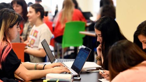 Galicia y la UBA renuevan becas a estudiantes universitarios