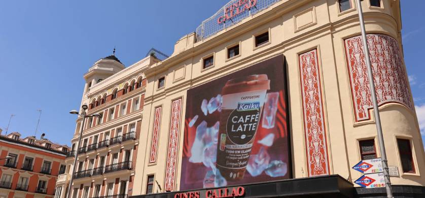 Kaiku inunda de café frío la Gran Vía madrileña