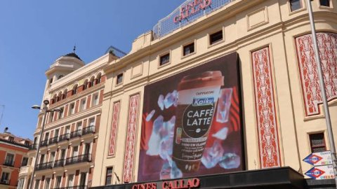 Kaiku inunda de café frío la Gran Vía madrileña