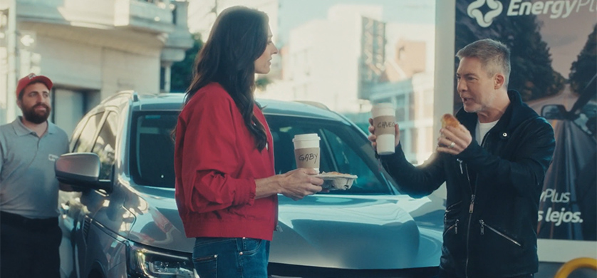 Gabriela Sabatini y Adrián Suar continúan la campaña: “Paga el que tiene la del Santander”