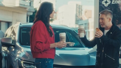 Gabriela Sabatini y Adrián Suar continúan la campaña: “Paga el que tiene la del Santander”