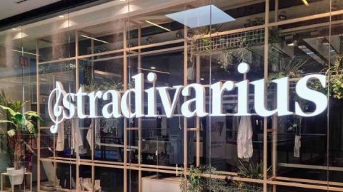 Another le dio la bienvenida a la marca femenina Stradivarius