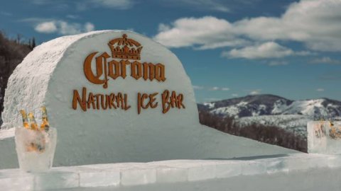 Cerveza Corona cierra su temporada de invierno con un Natural Ice Bar