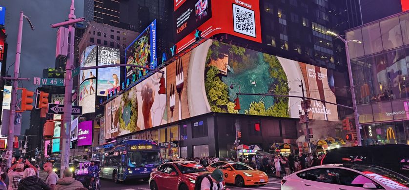 Latcom lanza una impactante campaña de OOH en EEUU y Canadá
