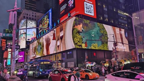 Latcom lanza una impactante campaña de OOH en EEUU y Canadá