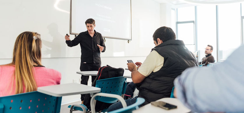 Unicornio ofrece becas a latinoamericanos para capacitarse en IA y Marketing Digital
