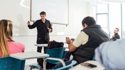 Unicornio ofrece becas a latinoamericanos para capacitarse en IA y Marketing Digital
