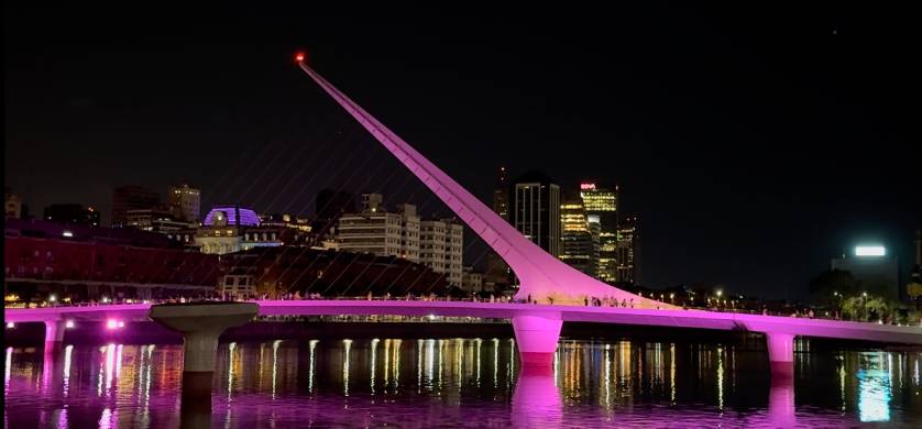 Buenos Aires se tiñe de rosa: monumentos iluminados en apoyo al cáncer de mama