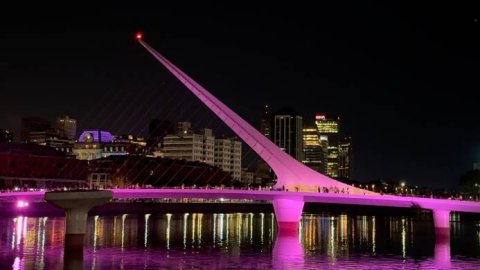 Buenos Aires se tiñe de rosa: monumentos iluminados en apoyo al cáncer de mama