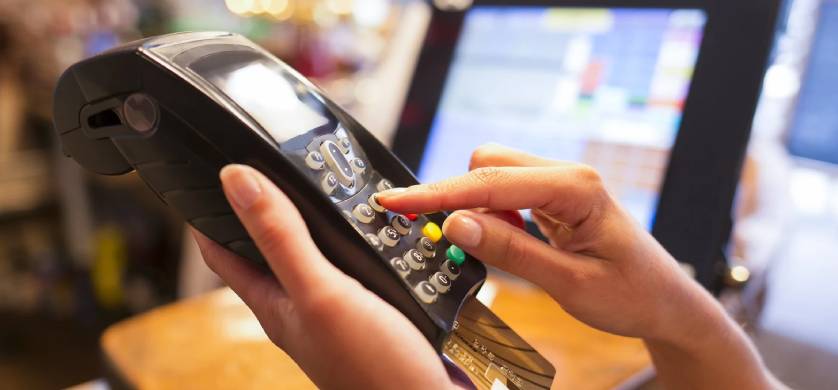 Ya se puede pagar la propina con tarjetas en Argentina