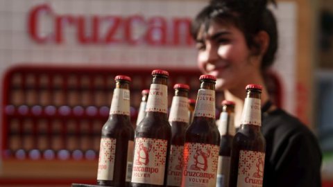Cruzcampo Volver, una cerveza de Navidad con fin social