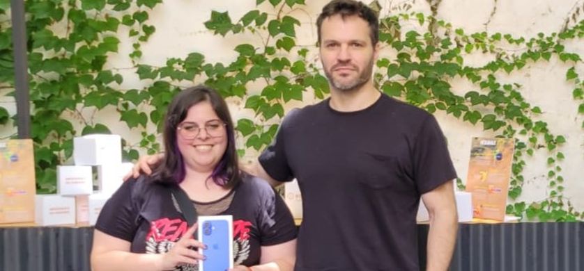 Mediamax cerró su acción de verano con la ganadora del sorteo por el Iphone16