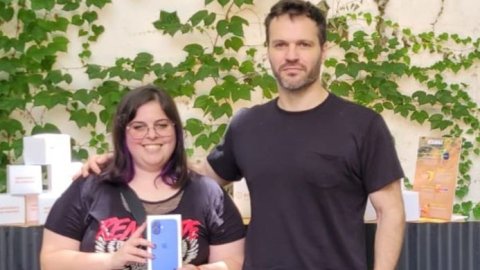 Mediamax cerró su acción de verano con la ganadora del sorteo por el Iphone16