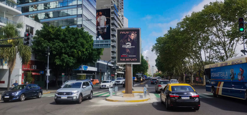 Sarmiento expande su circuito digital con un nuevo Tótem en Av. del Libertador y Av. Udaondo