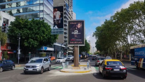 Sarmiento expande su circuito digital con un nuevo Tótem en Av. del Libertador y Av. Udaondo