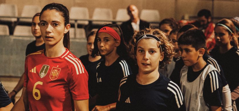 La nueva campaña de marca global de adidas destaca la importancia de ayudar