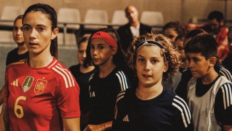 La nueva campaña de marca global de adidas destaca la importancia de ayudar
