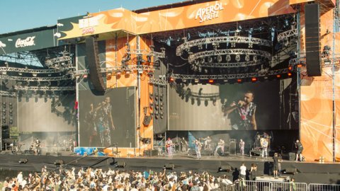 Una multitud asistió al festival Buena Vibra con el resplandor de naranja Aperol
