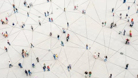 IA, Redes Sociales y el Nuevo Equilibrio entre Estrategias Orgánicas y Pagadas