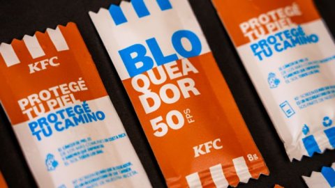 KFC Costa Rica introduce bloqueador solar inspirado en sus salsas para proteger a los delivery