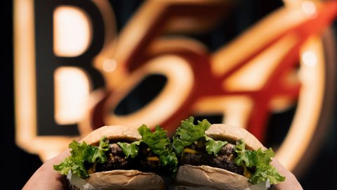 Burguer54 renueva su emblemática sucursal en Devoto con una propuesta renovada
