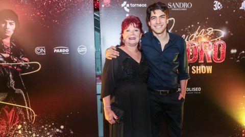 "Sandro, el Gran Show" convocó a destacadas figuras en el Teatro Coliseo