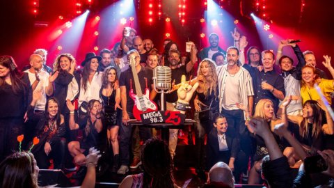 Mega celebró 25 años junto a su equipo, oyentes y grandes artistas