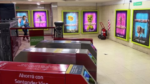 Grupo Vía implementa una campaña temática de Minecraft en estaciones clave del Subte de la Ciudad de Buenos Aires