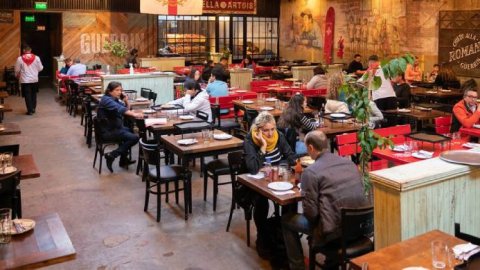 Kantar: El 76% de los argentinos reduce sus salidas a comer afuera
