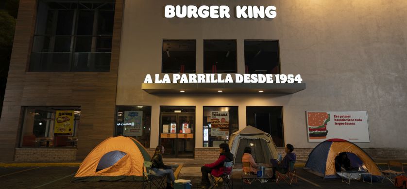 Fans de la WHOPPER, hamburguesa insignia de Burger King, acampan afuera de sus sucursales