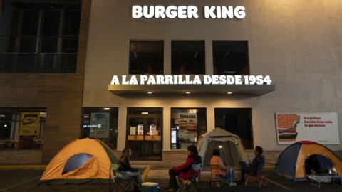Fans de la WHOPPER, hamburguesa insignia de Burger King, acampan afuera de sus sucursales