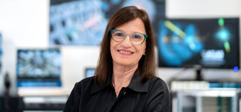 La argentina María Teresa Dova recibe el Premio Internacional L'Oréal-UNESCO
