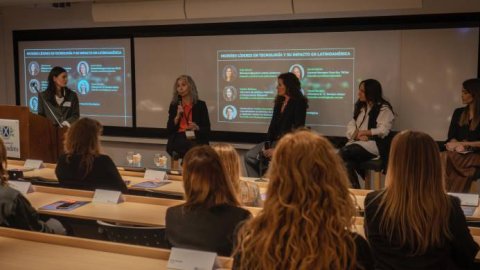 Empoderando a las mujeres en tecnología: El programa de becas de impacto de UdeSA