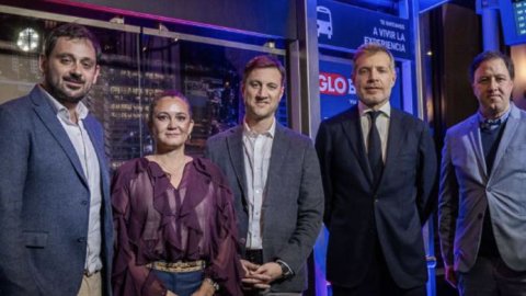 Global Vía Pública presentó en un evento los nuevos refugios inteligentes de Uruguay
