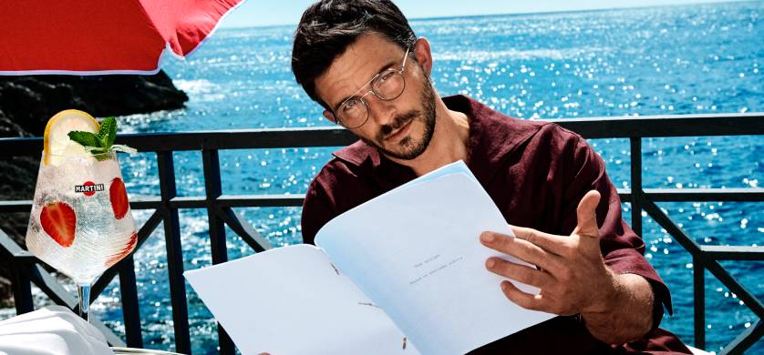 MARTINI lanza su campaña de verano con el actor Jonathan Bailey