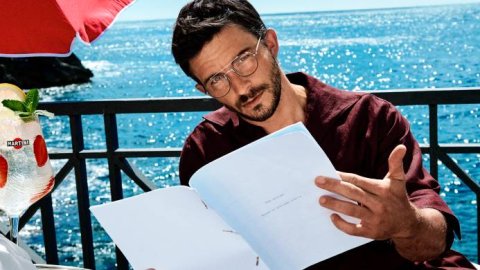 MARTINI lanza su campaña de verano con el actor Jonathan Bailey